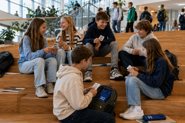 Etui dla szkol strefa offline bez telefonu na schodach